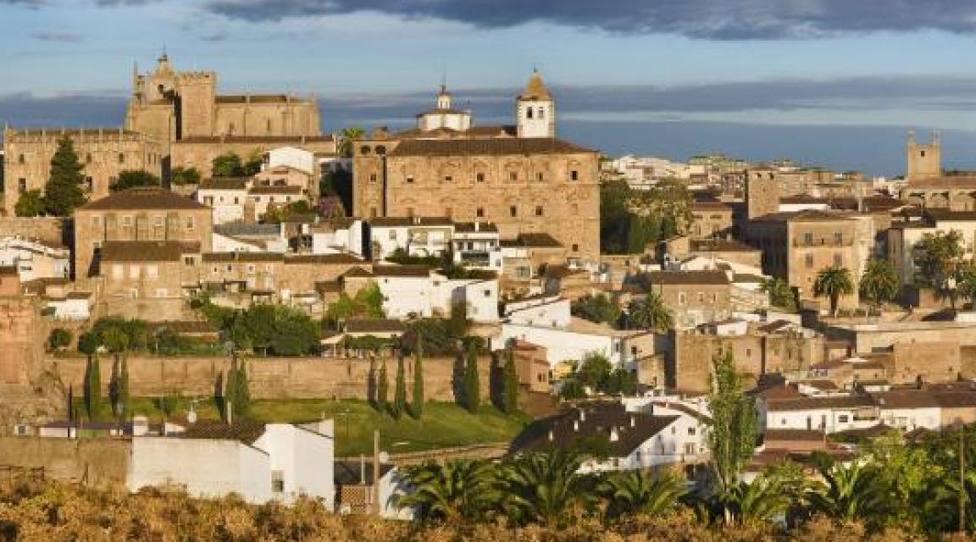 La restauración de la muralla de Cáceres y la recuperación del Hospital Provincial en Badajoz, premios Pymecon