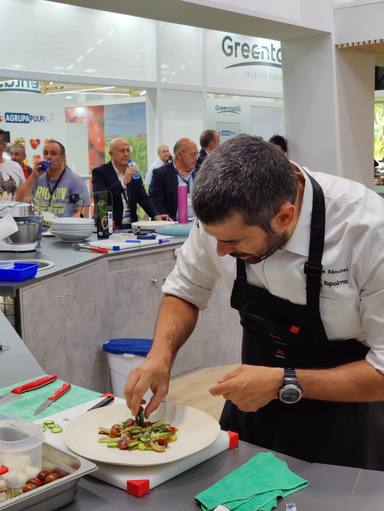 Enrique Sánchez, cocinero-pregonero, visitó Arahal para empaparse de la  cultura del olivar - AION SUR