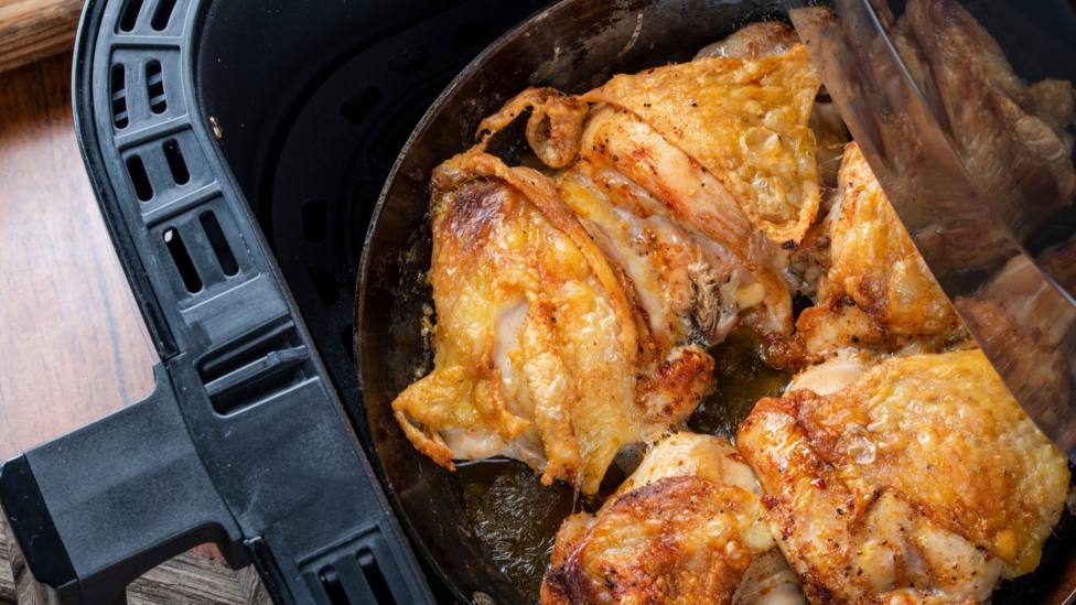 La receta viral para preparar muslos de pollo en la freidora de aire y que queden jugosos: paso a paso