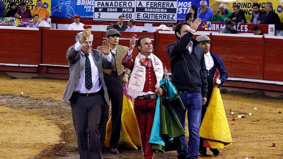 Antonio Ferrera flanqueado por los ganaderos del hierro de Ernesto Gutiérrez en Manizales