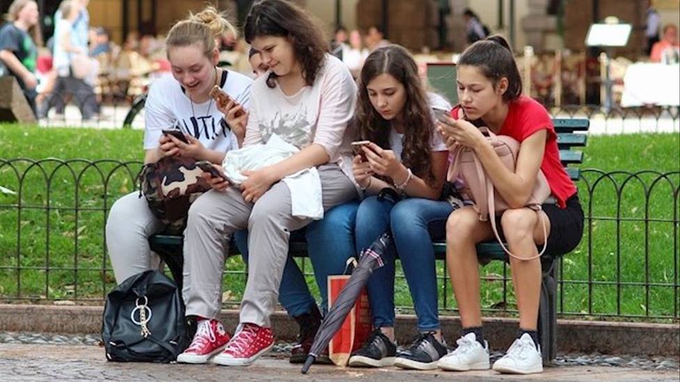 ¿Cómo controlar el contenido que consumen tus hijos en el móvil? La herramienta que te permitirá regularlo