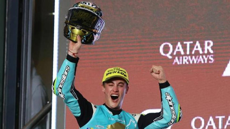Jaume Masiá levantando el trofeo de campeón del GP de Catar