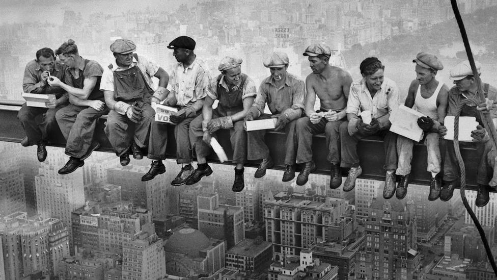 La icónica foto del almuerzo de los obreros de Nueva York subidos a una viga a 260 metros