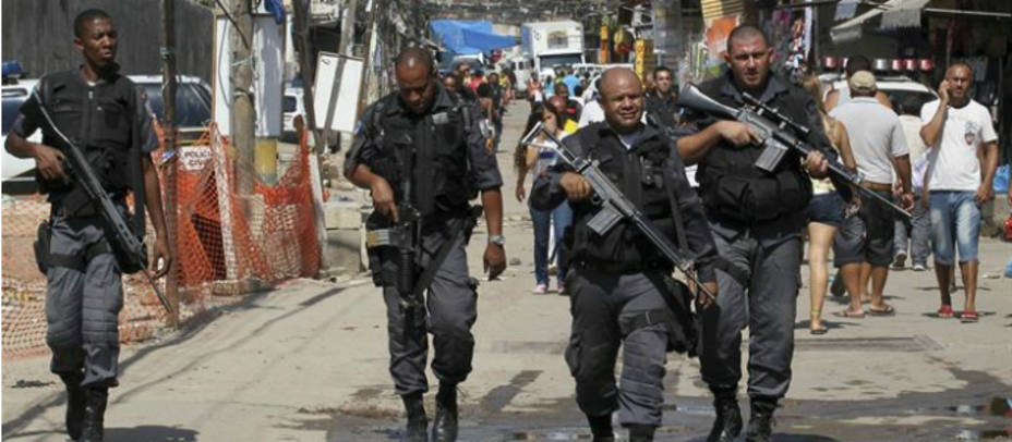 Policía y Ejército lanzando una redada en un barrio de favelas de Río de Janeiro. EFE