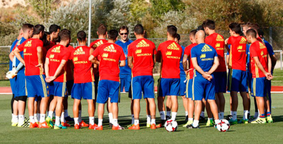 Los jugadores de La Roja atienden a las indicaciones de Lopetegui (FOTO - SeFútbol)