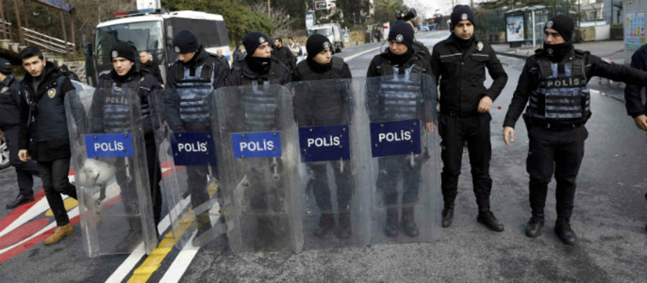 Varios policías turcos. Foto Reuters