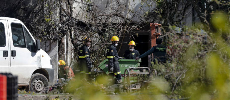 Los bomberos trabajan en la vivienda donde dos personas han fallecido en una finca a las afueras de la localidad valenciana de lAlcudia. EFE