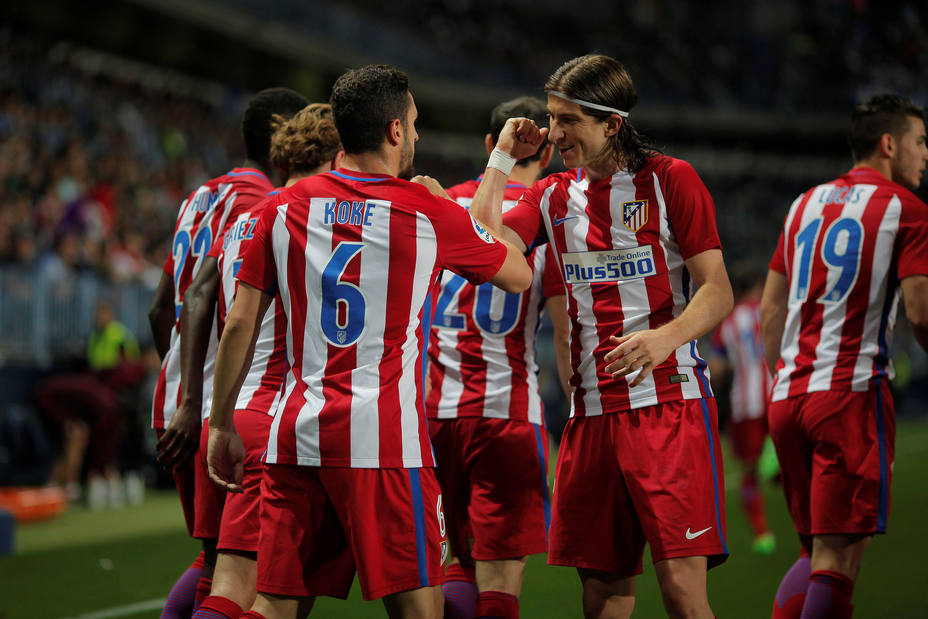 Koke celebra su gol ante el Málaga junto a Fiipe Luis