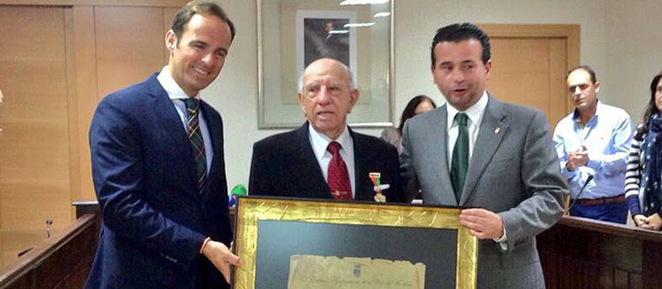 Victorino Martín entre el consejero Juan Parejo y el alcalde de Moraleja durante el homenaje. GOBEX.ES