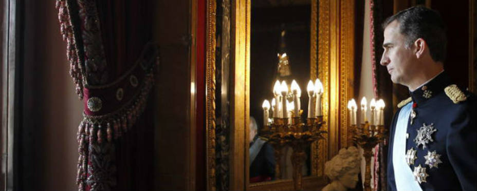 Felipe VI antes salir al balcón del Palacio Real en su proclamación. EFE