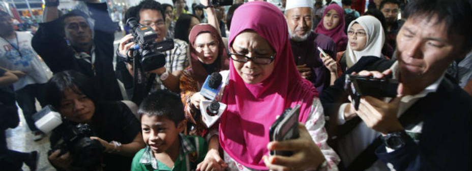 Familias de Malasia piden explicaciones a la compañía aérea. REUTERS