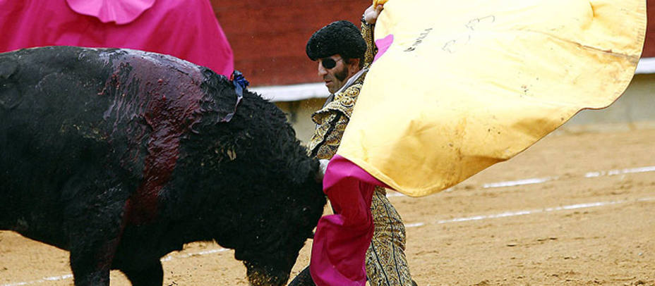 Larga de Juan José Padilla durante el cuarto festejo de la Feria de Castellón. EFE