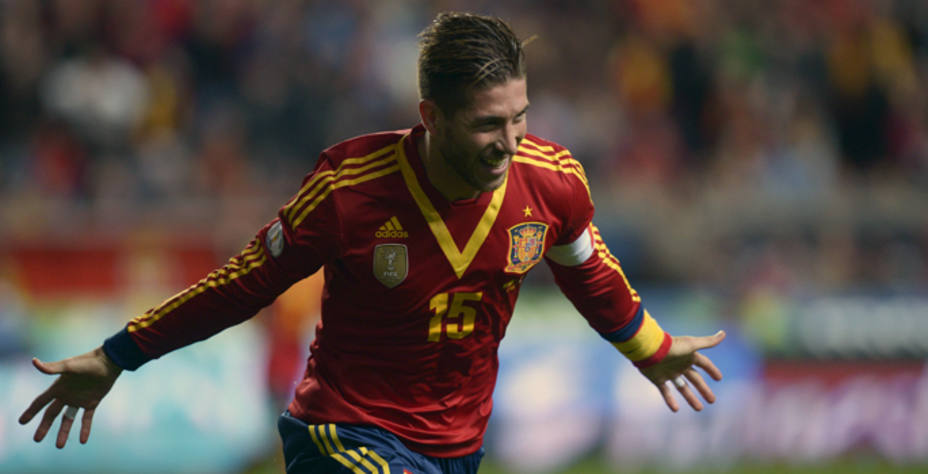 Sergio Ramos celebrando un gol con la selección.