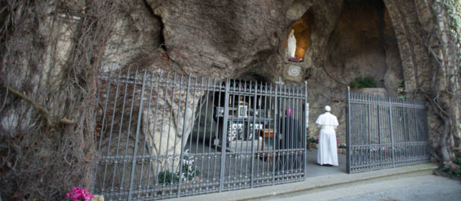 El Papa le reza a una réplica de la Virgen de Lourdes en el Vaticano. REUTERS