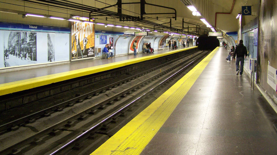 Línea 1 del Metro de Madrid en la estación de Tribunal