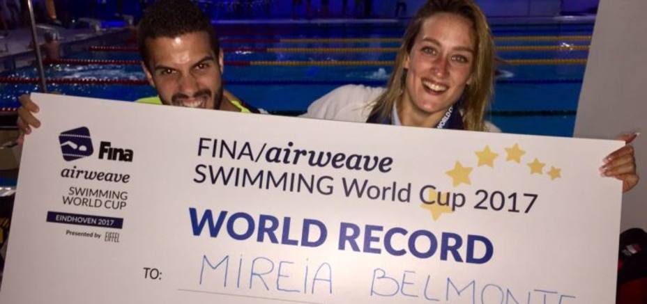 Mireia Belmonte posa con su tiempo de récord del mundo