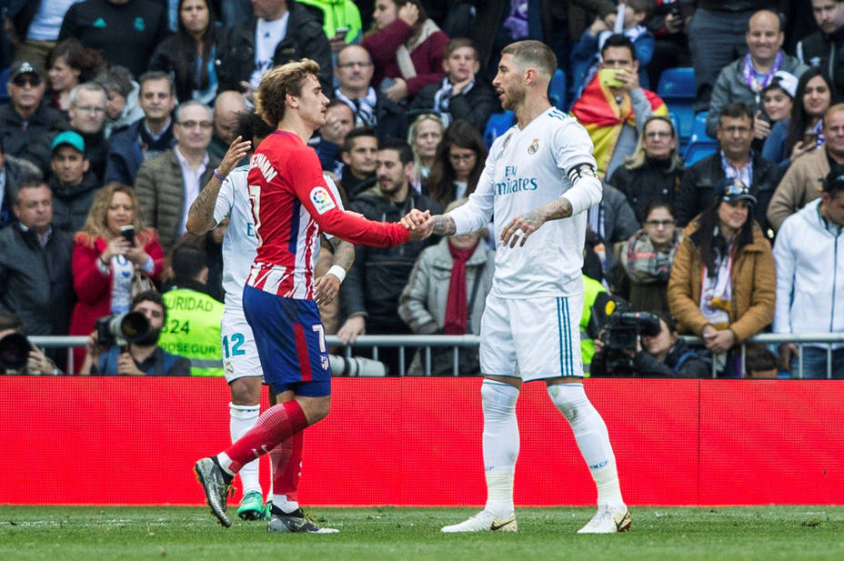 Ramos y Griezmann se saludan tras finalizar el derbi del Bernabéu