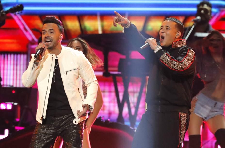 Luis Fonsi y Daddy Yankee interpretan Despacito en la gala de los Premios Grammy.