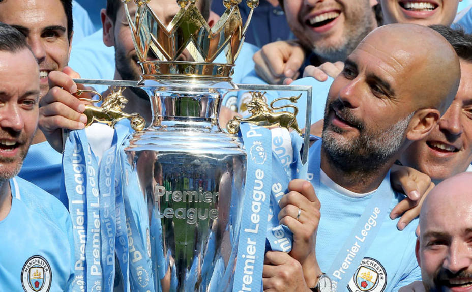 Pep Guardiola, con el trofeo de campeón de la Premier League con el Manchester City. EFE