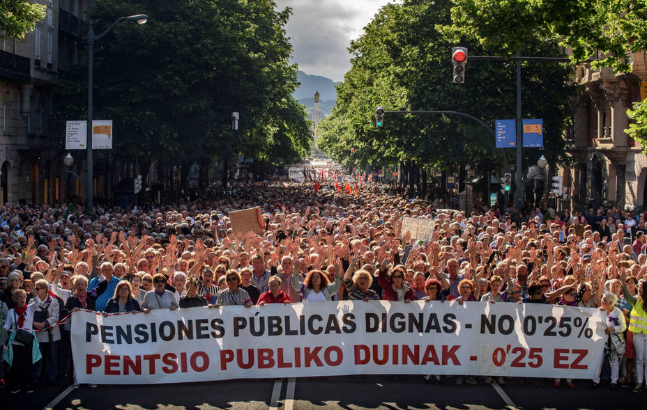 Miles de pensionistas se manifiestan en las calles de Bilbao. EFE