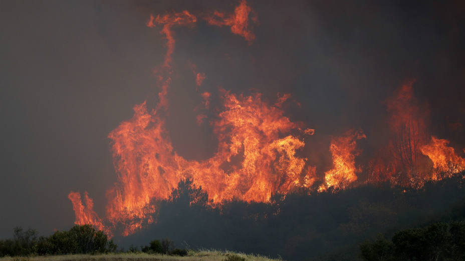 Una colina en llamas en Lakeport (California)