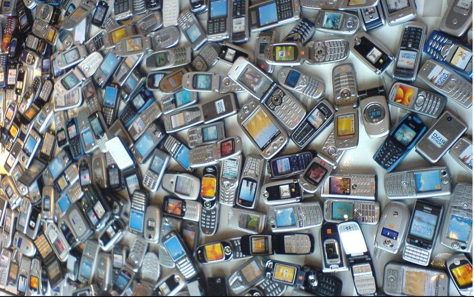 Más de 13 millones de móviles de repuesto en los cajones