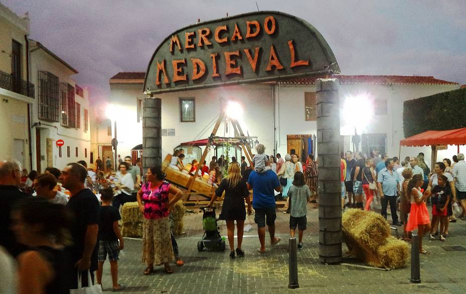 Imagen del mercado medieval de Alacuás en verano
