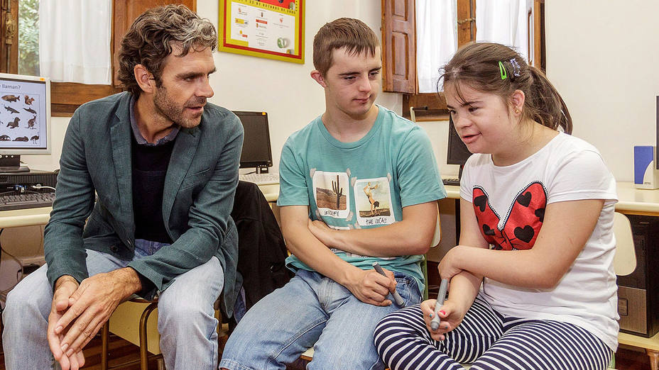 José Tomás junto a los niños de la Asociación Síndrome de Down de Burgos