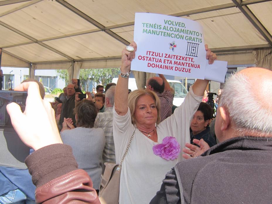 EUSKADI.-AMP.-Consuelo OrdÃ³Ã±ez (Covite) irrumpe en el acto en favor de huidos de ETA celebrado en Tolosa para reclamar justicia