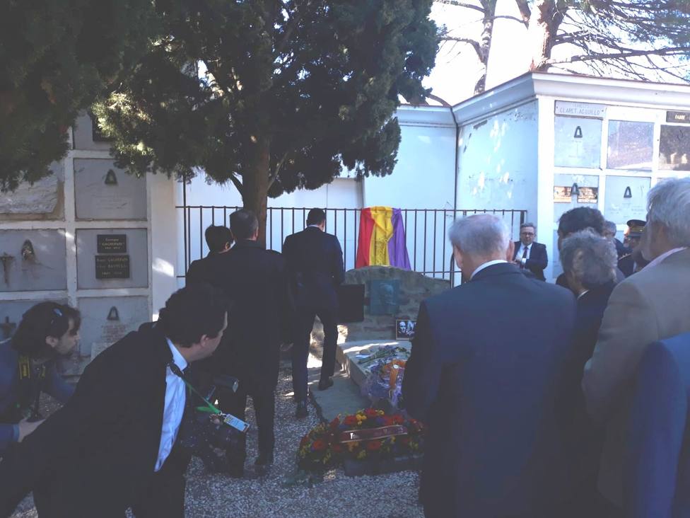 Sánchez visita la tumba de Machado en Collioure (Francia) en el 80 aniversario de su muerte