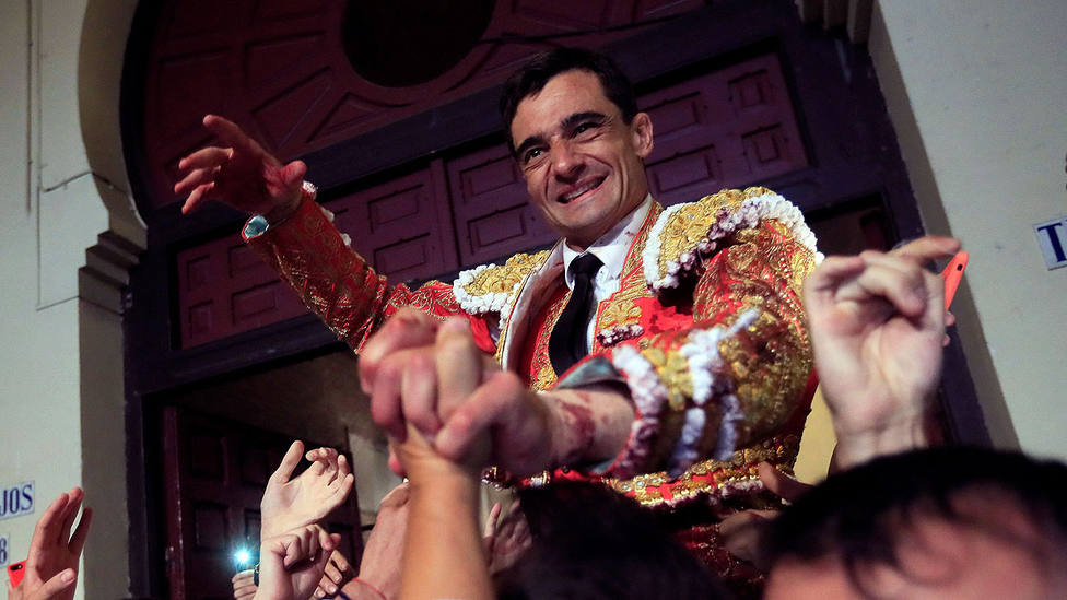 Paco Ureña en su salida a hombros de la plaza de toros de Las Ventas