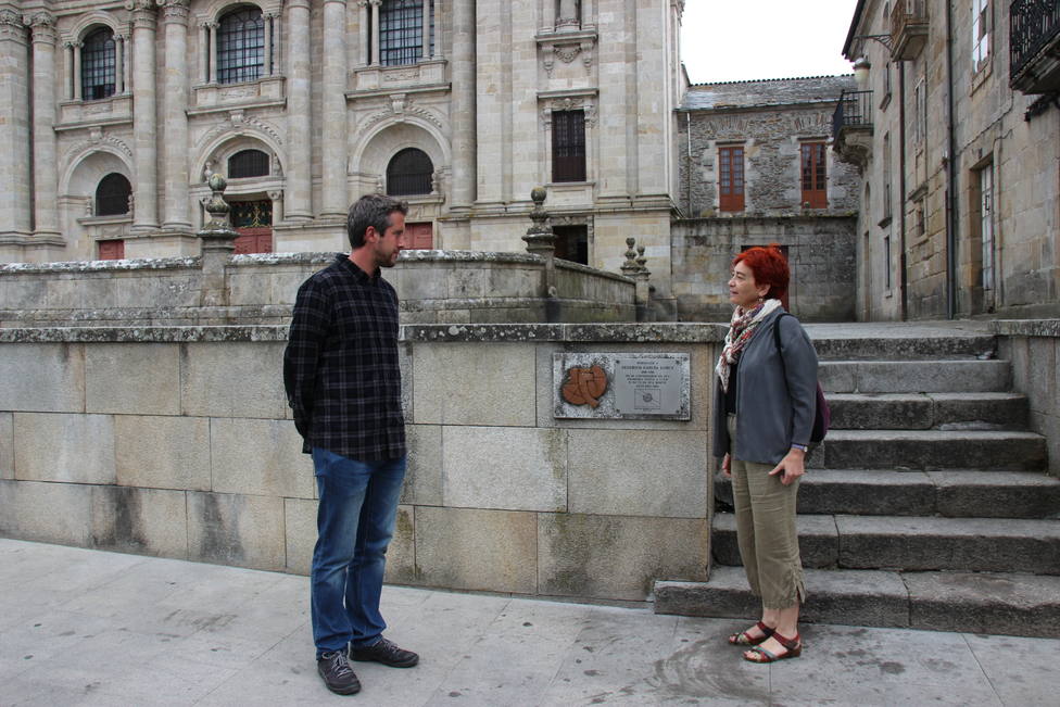 Rubén Arroxo y Maite Ferreiro, junto a la placa repuesta por el ayuntamiento de Lugo