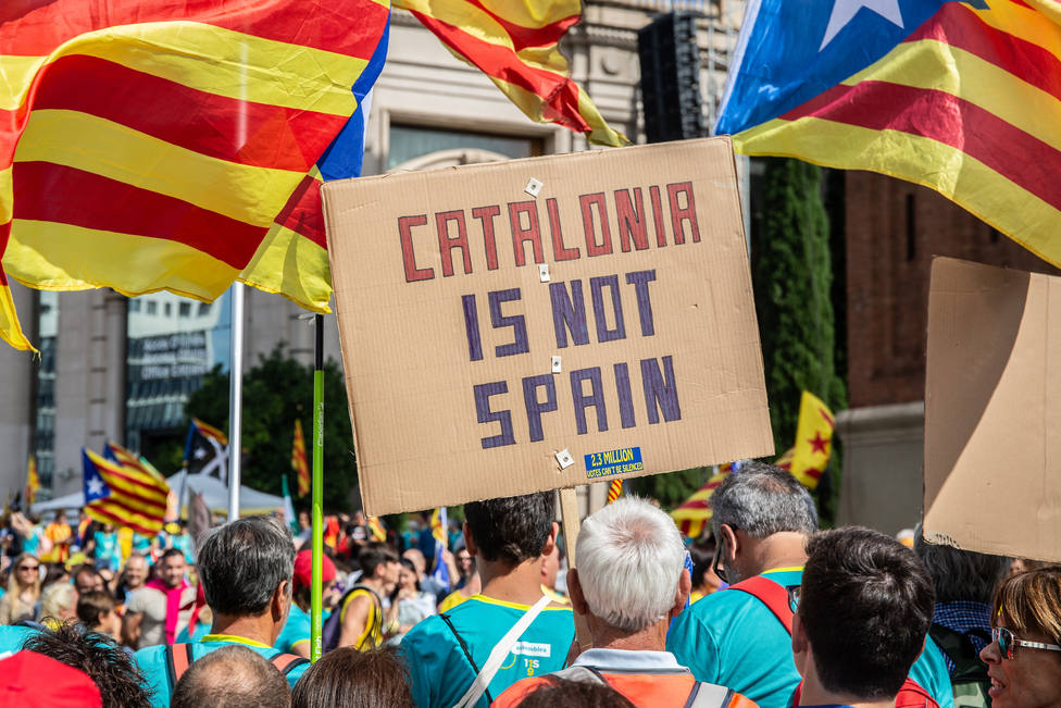 Manifestaciones de partidarios de la unidad de España y CDR coinciden en la Travessera de Gràcia