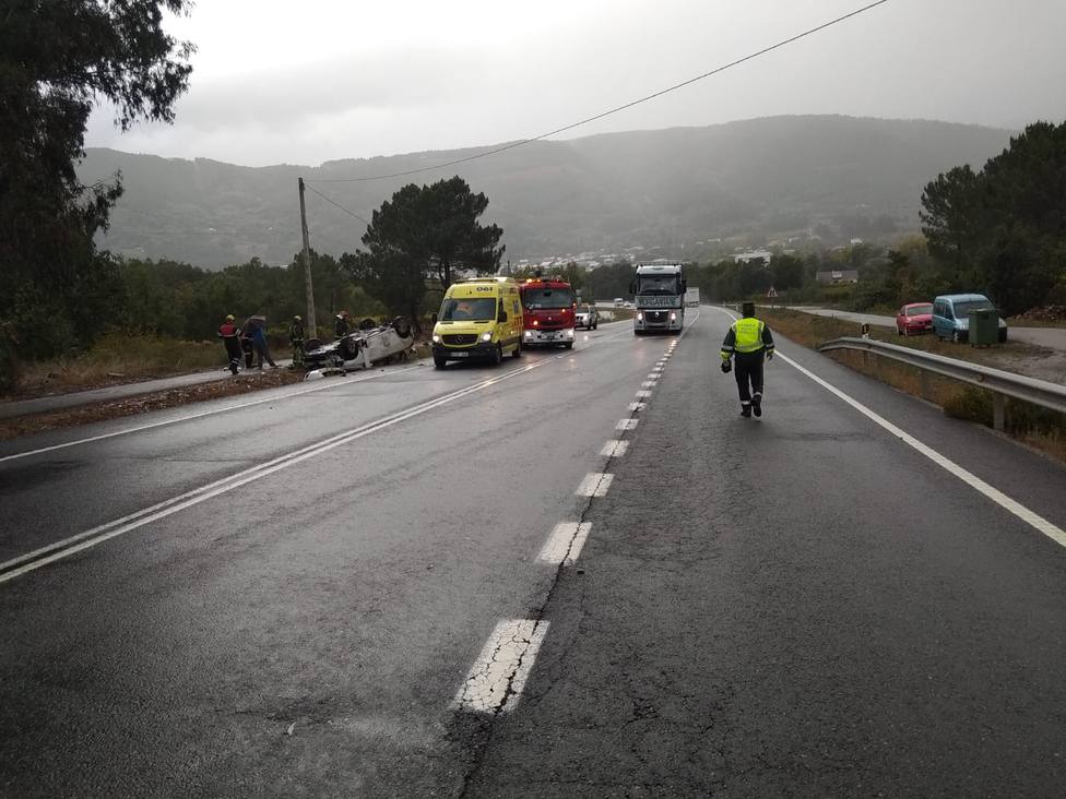 Herido grave el conductor de un turismo que volcó en Quiroga