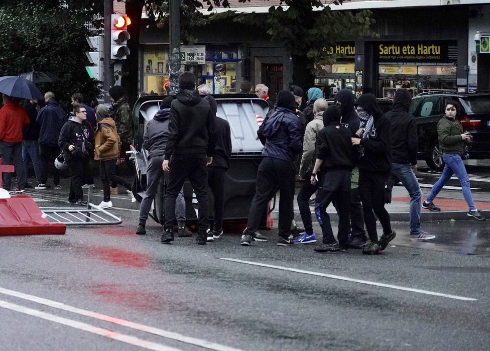Ascienden a 15 los detenidos y dos agentes heridos durante una protesta por el mitin de Vox en Bilbao