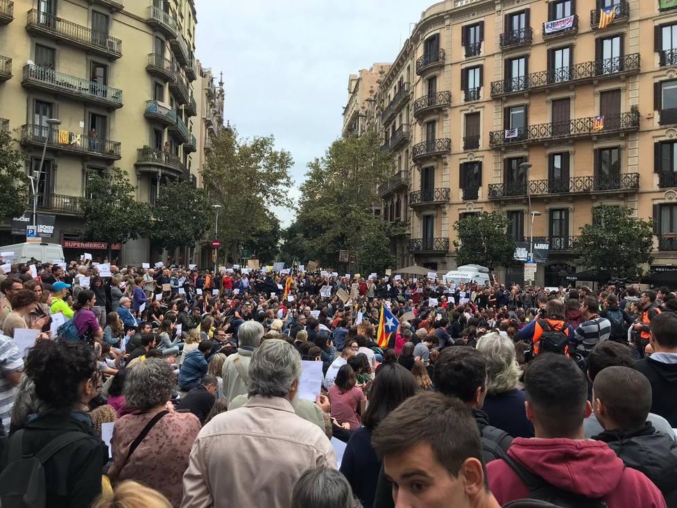 Un millar de personas se concentra ante la Delegación del Gobierno para pedir diálogo a Sánchez