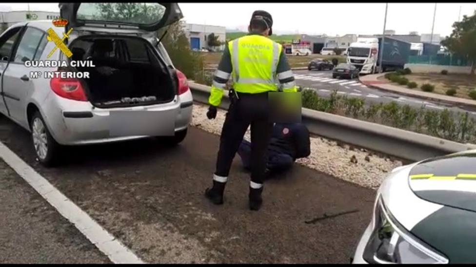 La Guardia Civil detiene a un conductor con cerca un kilo y medio de polen de hachís oculto en el vehículo