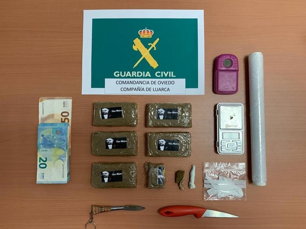 Artículos intervenidos en ésta y otra detención por la Comandancia de Oviedo de la Guardia Civil