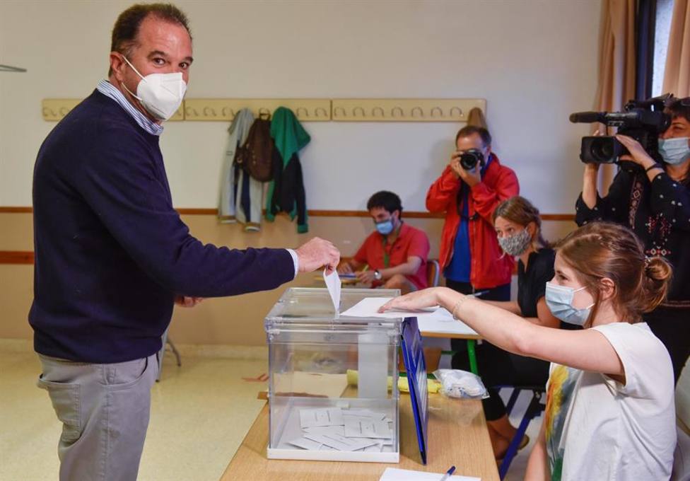 Carlos Iturgaiz, vota en los comicios vascos este domingo en un colegio de Getxo