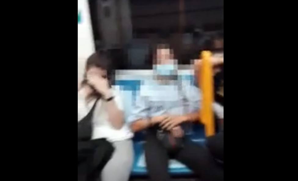 Indignante vídeo de una agresión racista de tres chicas en Metro de Madrid: escupen e insultan a una pareja