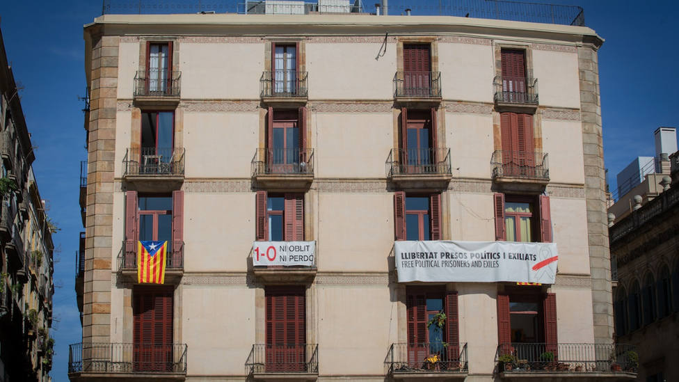 La plaza de Sant Jaume comienza a lucir pancartas contra la inhabilitación de Torra