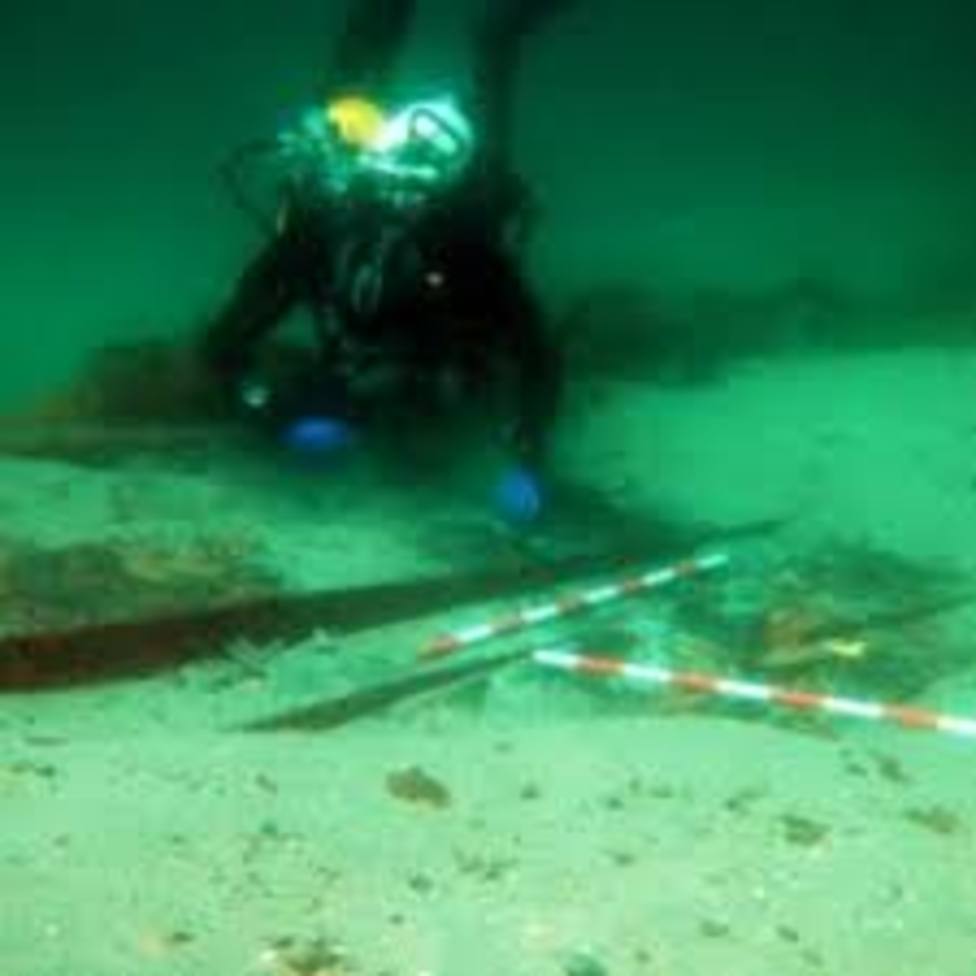 Una excavación subacuática saca a la luz valiosos restos de un galeón hundido en Ribadeo