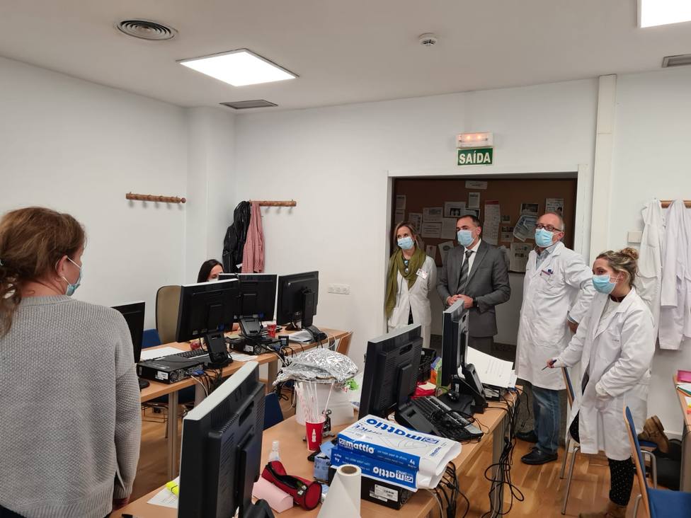 El conselleiro de Sanida en su visita al Complejo Hospitalario Universitario de Ferrol - FOTO: Xunta