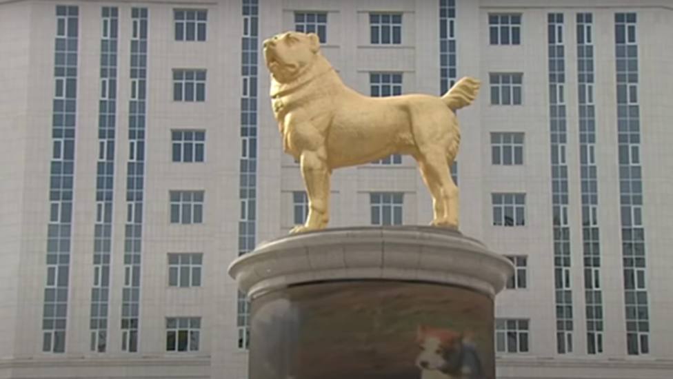 El presidente de Turkmenistán inaugura una estatua dorada de seis metros de su perro favorito