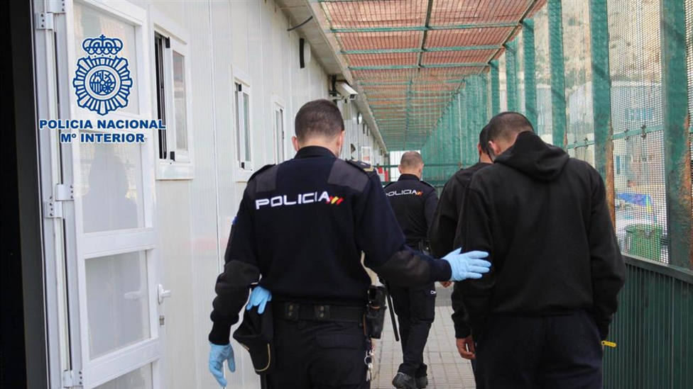 Aíslan a 37 inmigrantes en Almería tras detectar tres positivos por coronavirus, entre ellos un menor