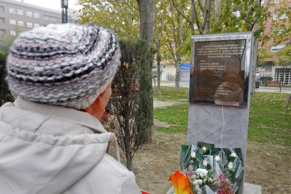 Monolito que recuerda a las 11 víctimas del atentado de ETA contra la Casa Cuartel de Zaragoza