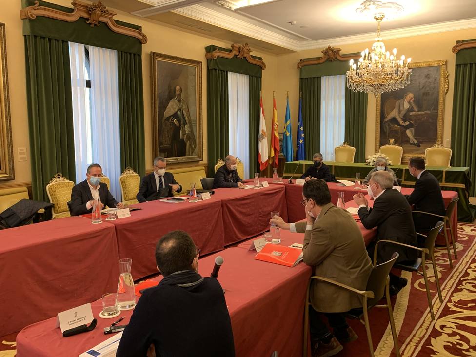 Foto de la reunión en el Salón de Planos Ayto de Gijón (Obras de Saneamiento)