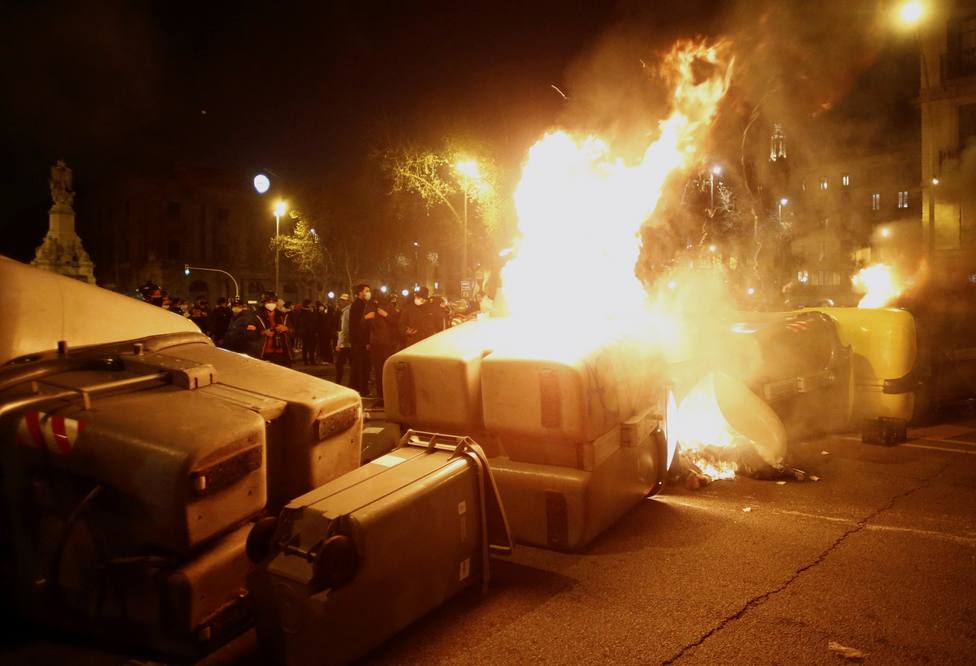 Quema de contenedores en Barcelona tras las protestas por Pablo Hasél