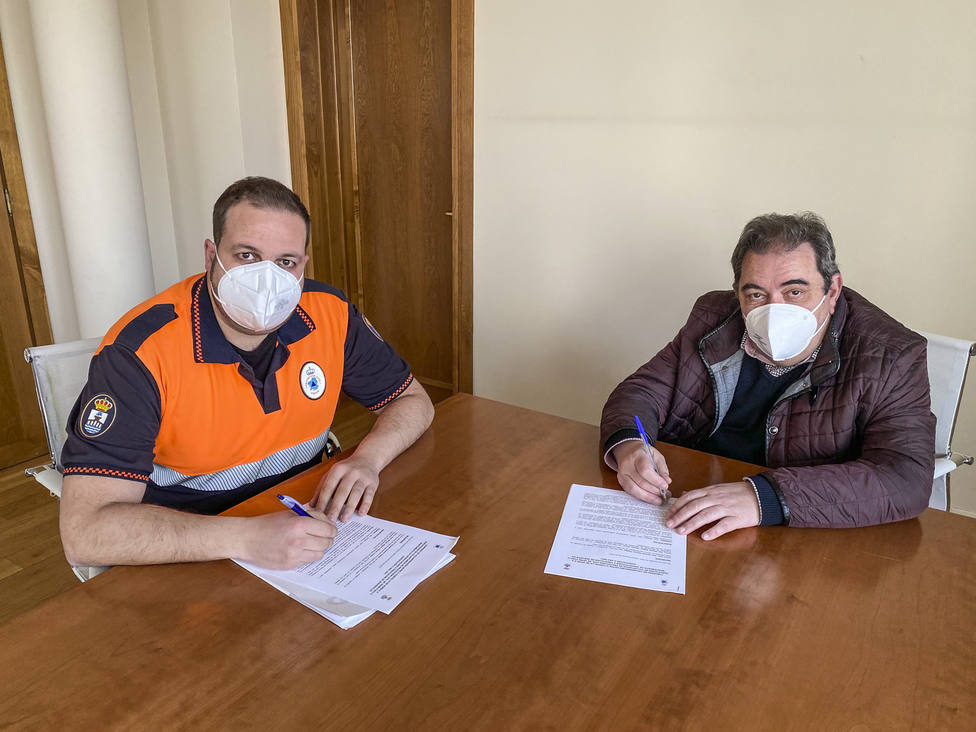 El alcalde de Verín y el responsable de Protección Civil firman el convenio para 2021.