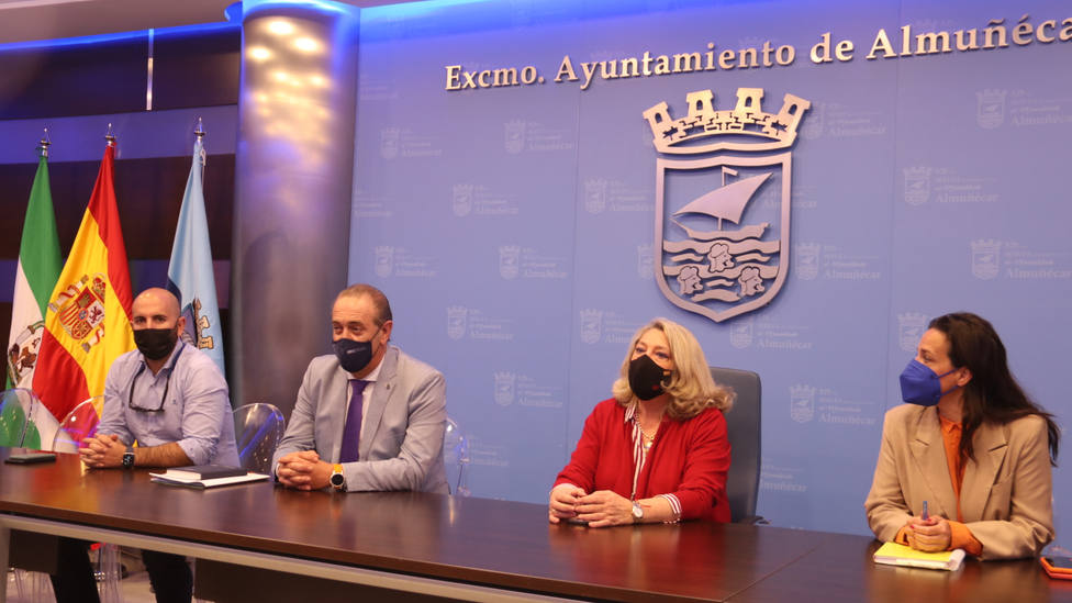 El delegado de Administración Local de Granada visita Almuñécar para explicar las ayudas que llegan